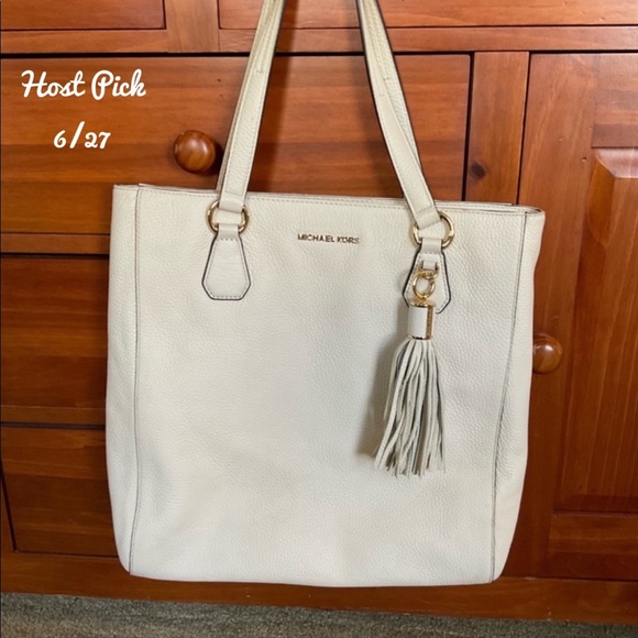 Michael Kors Handbags - HP ❤️ Michael kors Leather Tote w Tassel Hang Tag